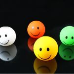 Lot de 50 smileys lumineux multicolores