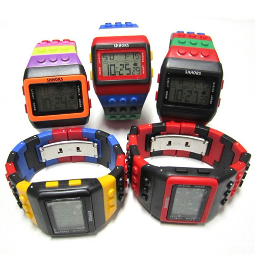 montre multicolore lego